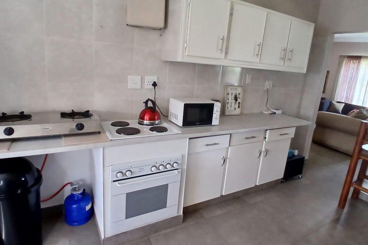 Beautiful 3-bedroom property with 2 flatlets with lots of possibilities - Photo 2