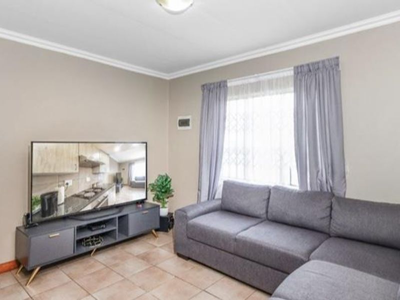 Welcome to a modern urban retreat! - Photo 9