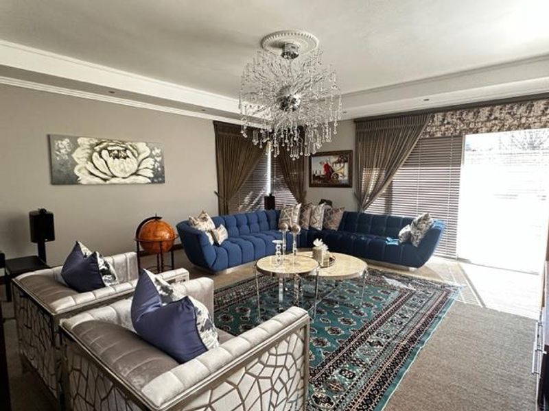 Indulge in opulence: A magnificent home for sale! - Photo 4