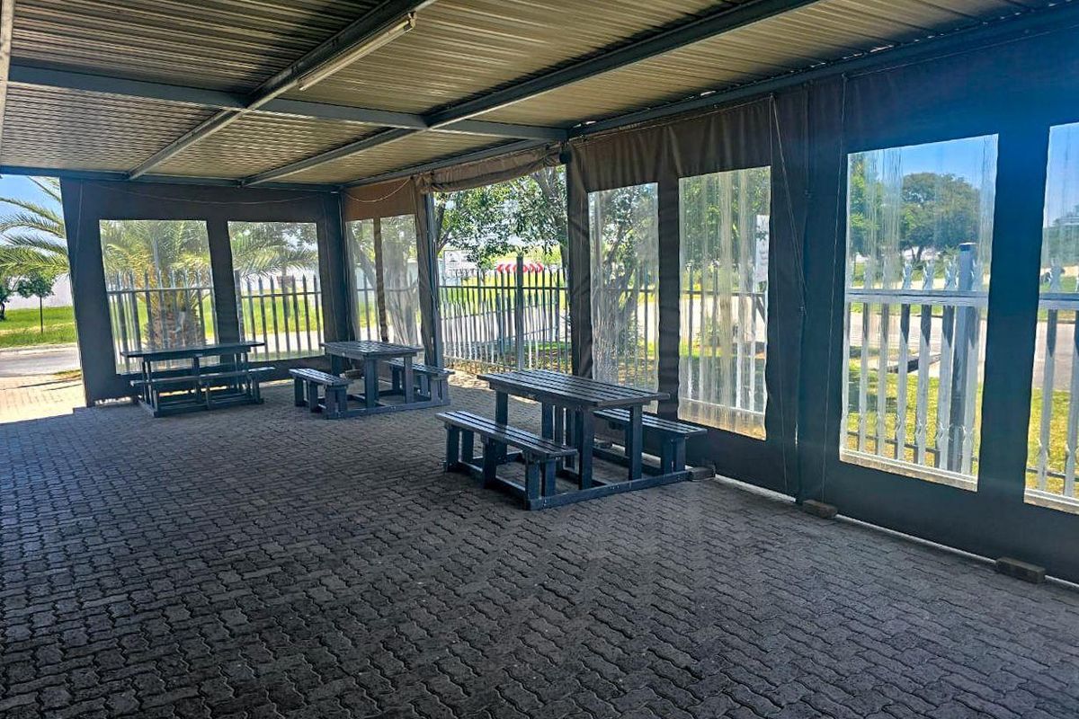 Going concern Accommodation Restaurant Pub and Liquor Store - Photo 2