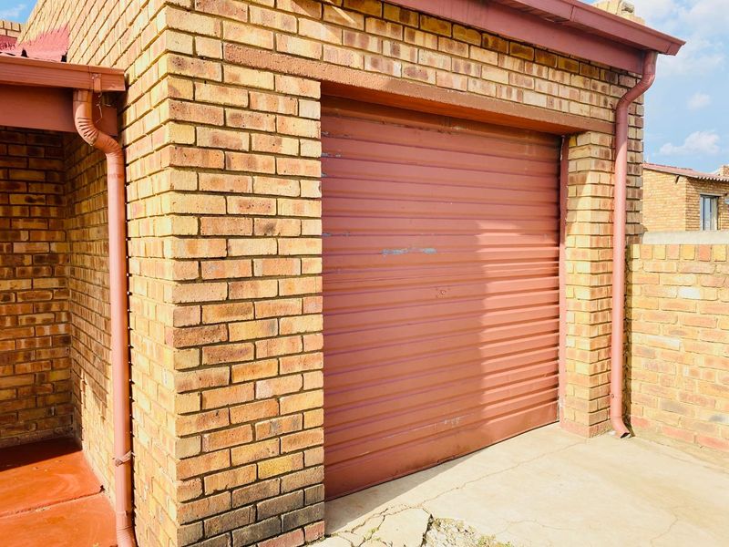 Spacious Family Home For Sale In Ext11 - Photo 4