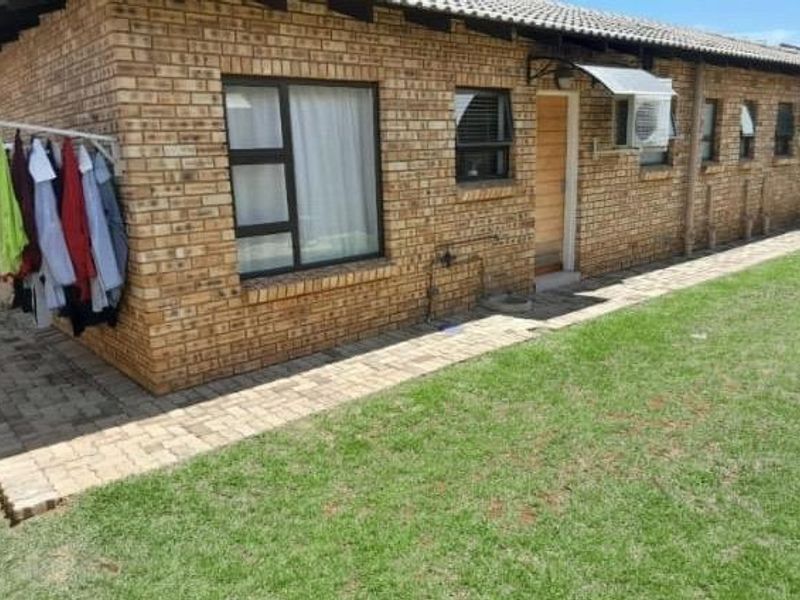 Modern Comfort in Chessington: Secure 3-Bedroom Apartment Awaits! - Photo 8