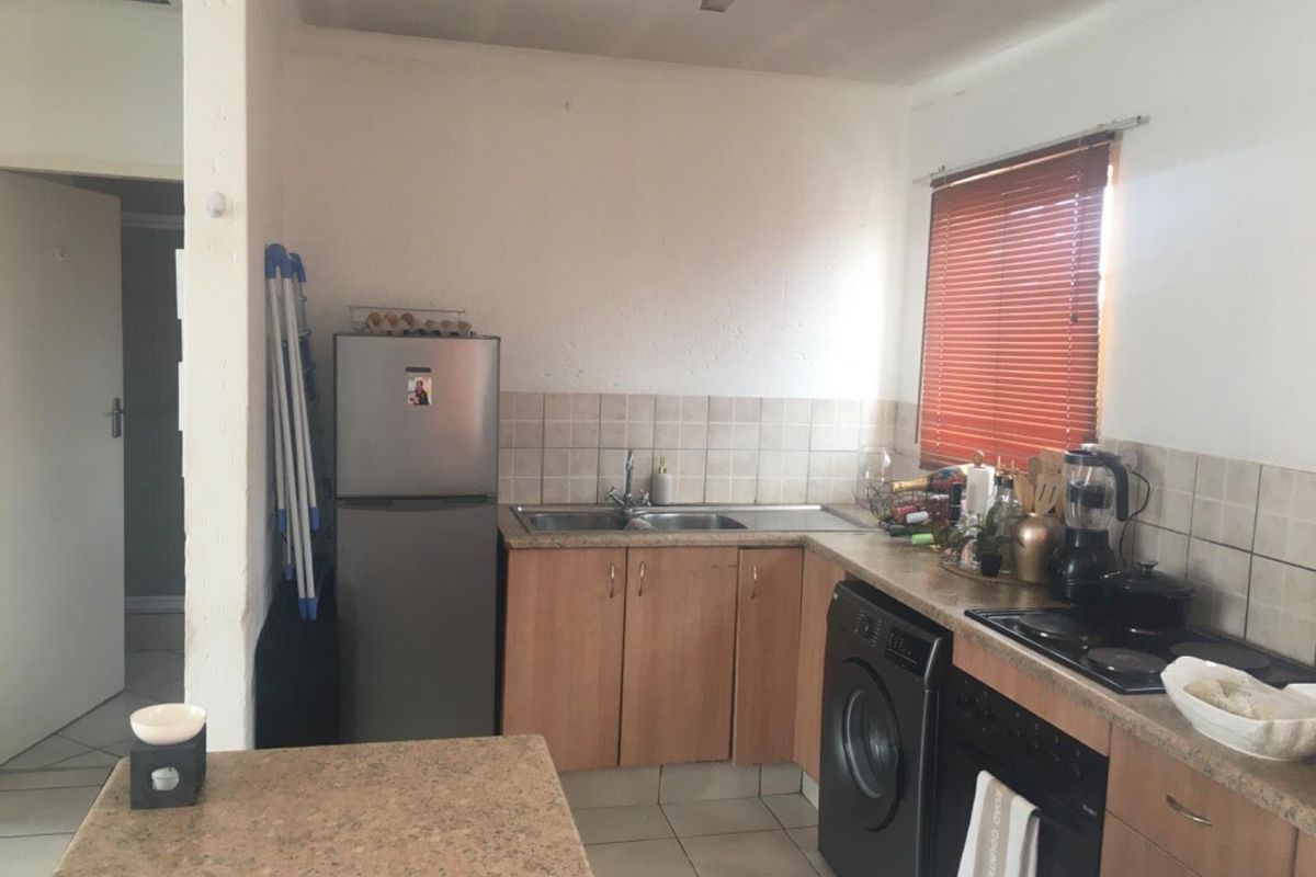 Immaculate apartment with covered parking - Photo 4