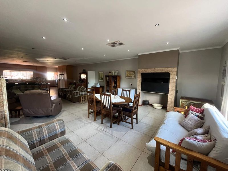 Lovely Family Home with Flat in a Sought-After Area - Photo 2