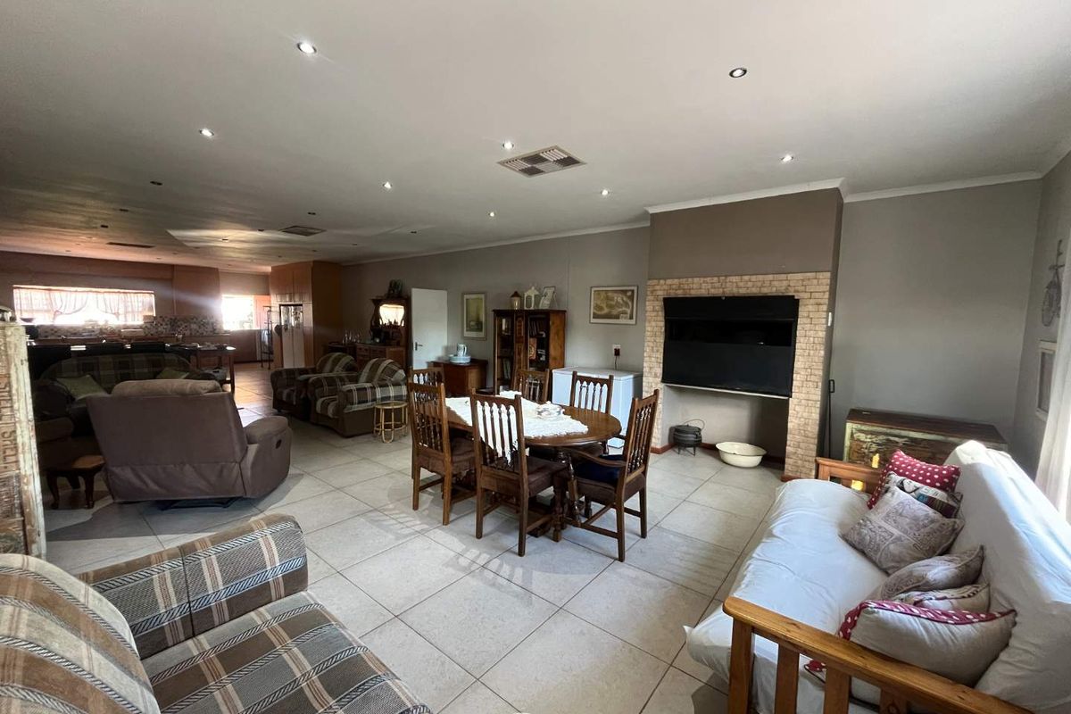 Lovely Family Home with Flat in a Sought-After Area - Photo 2