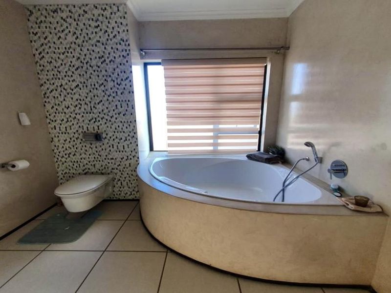 Secure & Stylish in Bendor's Finest: Double-Storey 3-Bed Townhouse in Prestigious Villa Fuhri – Move-In Ready! - Photo 7