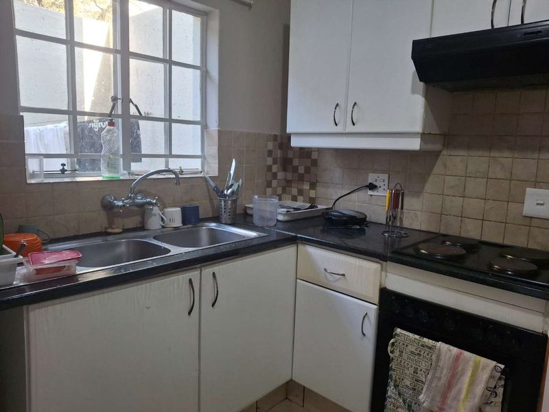 A BEAUTIFUL THREE BEDROOM TOWNHOUSE - Photo 10