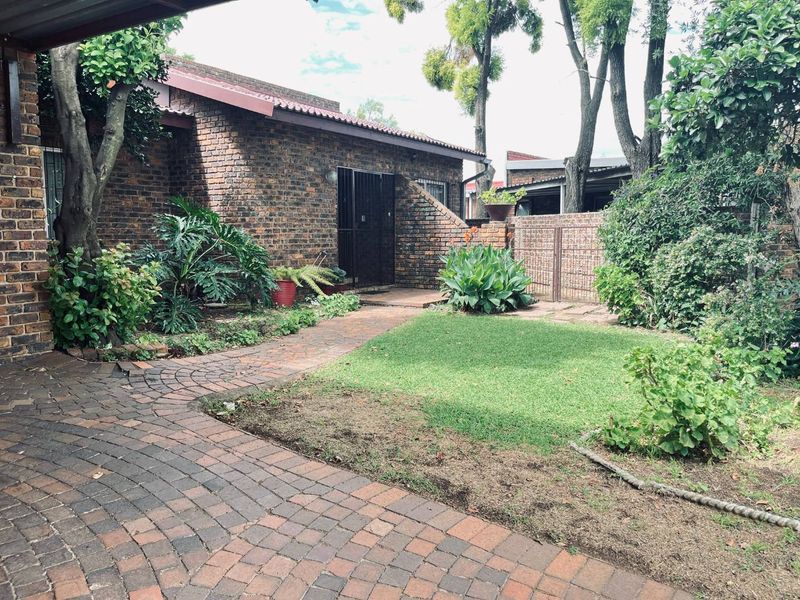 Sunward Park Oasis in The village : Spacious 4-Bed Home with Pool & Garden" - Photo 3