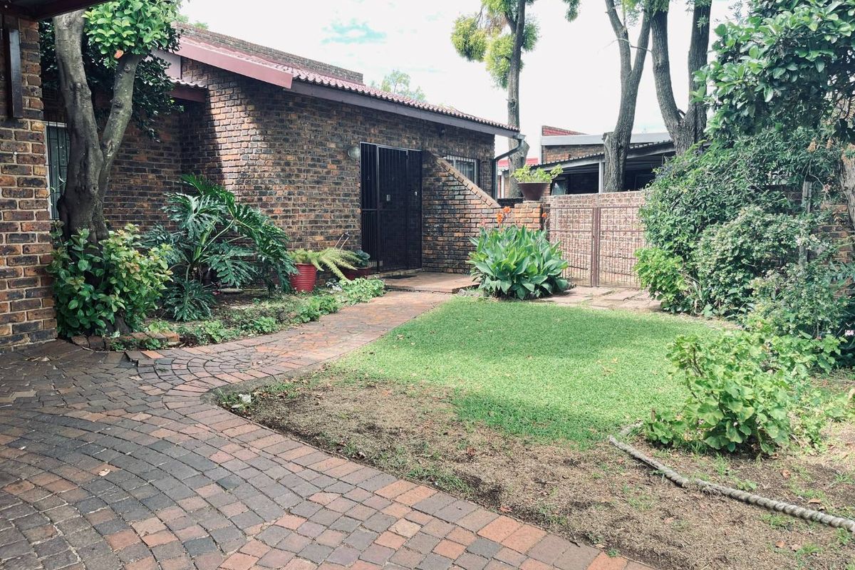 Sunward Park Oasis in The village : Spacious 4-Bed Home with Pool & Garden" - Photo 3