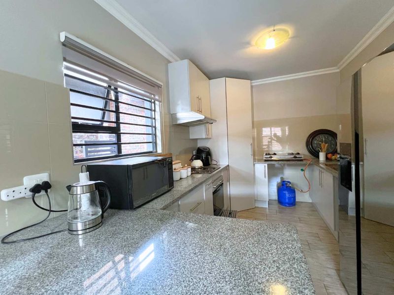 Peaceful living in this beautifully maintained 3 bedroom, 2 bathroom townhouse located in Azima View Estate. - Photo 7
