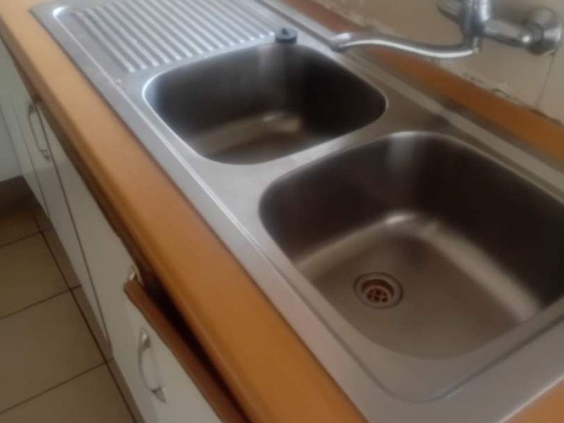 Ground floor two-bedroom flat to let in Benoni Central - Photo 2