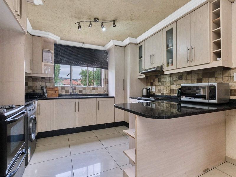 Charming and Spacious 3-Bedroom Upstairs Unit in The Willows Estate - Photo 6