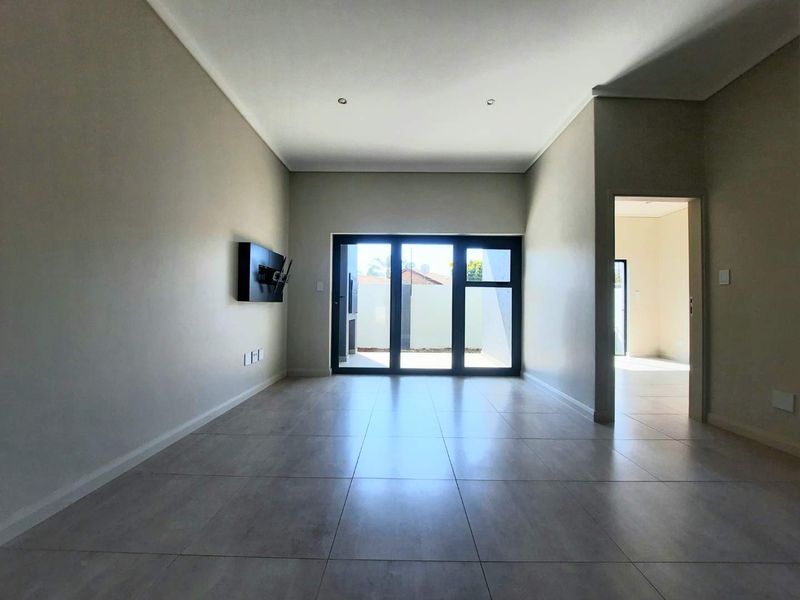 Pet-Friendly 2 Bedroom Home with Modern Kitchen & Yard - Photo 7