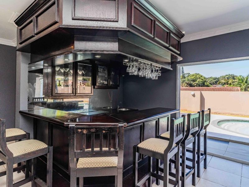 Jaw-dropping Stunner! Ultimate dream house at an unbeatable price! - Photo 8