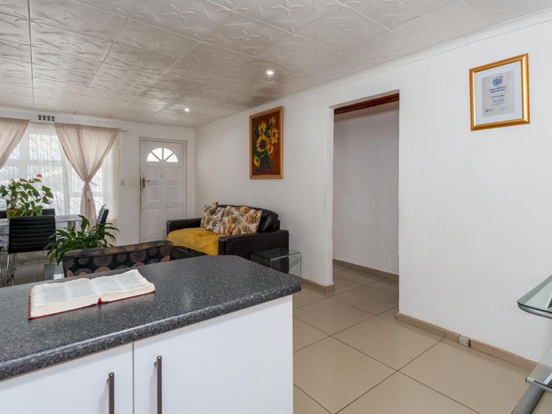 Warmth, Style, and Effortless Entertaining in the Heart of Strandfontein. - Photo 7