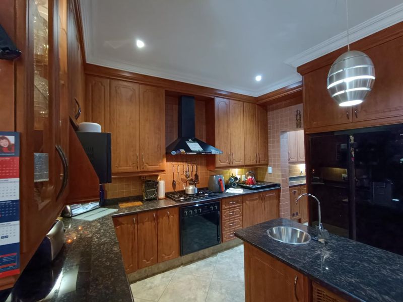 MIDSTREAM SECURITY ESTATE - LUXURY 5 BEDROOM MANSION - Photo 4
