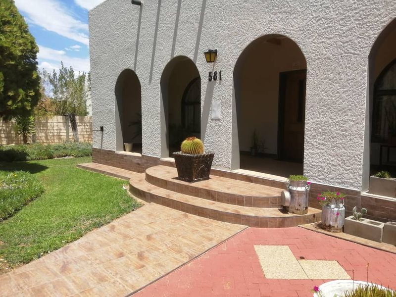 "Lots of house" for "little money" - Retire in Okahandja - Photo 2