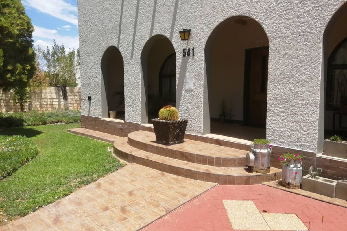 "Lots of house" for "little money" - Retire in Okahandja - Photo 2