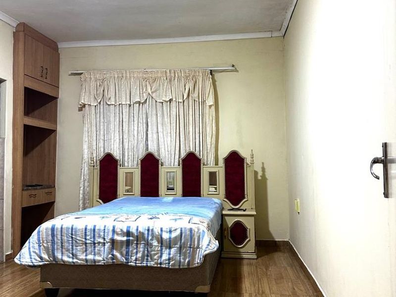 Expansive 5-Bedroom Home with Luxury Ensuites & Entertainer’s Appeal - Photo 10