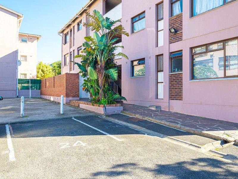 Modern 2-Bedroom Ground-Floor Apartment with Private Courtyard - Photo 2