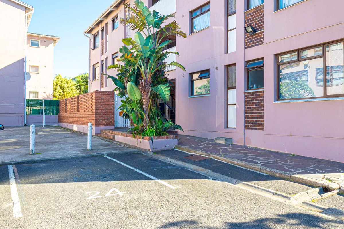 Modern 2-Bedroom Ground-Floor Apartment with Private Courtyard - Photo 2