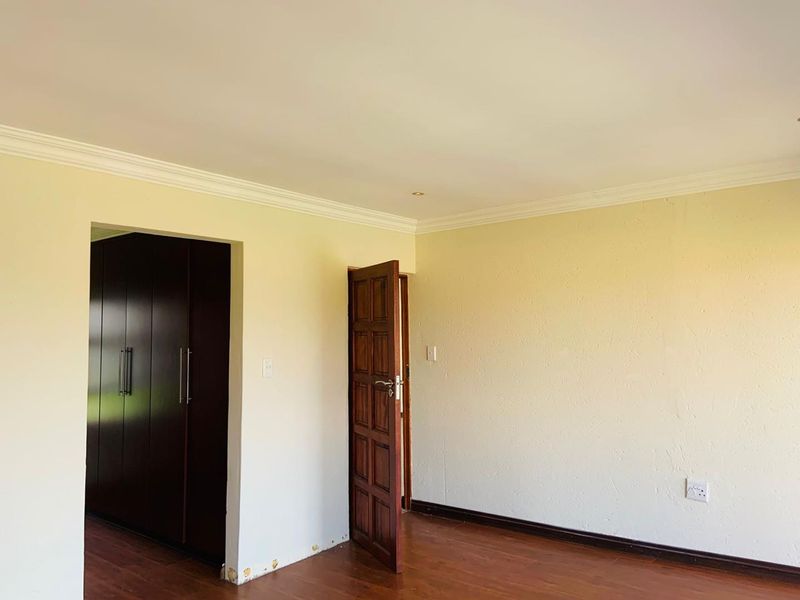 Stunning double-story family home situated in Thatchfield Close Estate - Photo 8