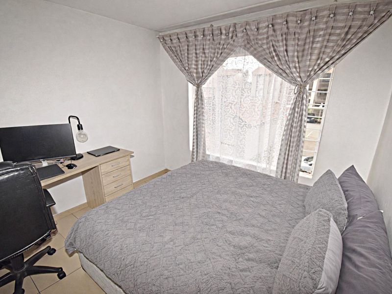 "Peaceful Living: 3-Bed Home in a Secure Complex" - Photo 8