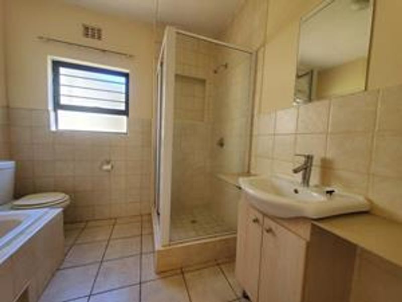 Experience the best of both Worlds: tranquility and access! - Photo 10