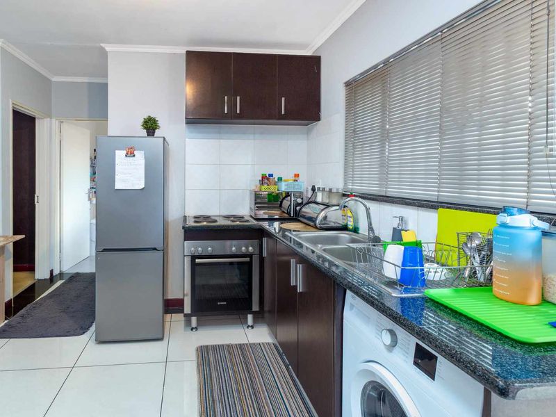 Luxury 1-Bedroom Apartment for Sale in Phoenix View Estate, Midrand - Photo 7