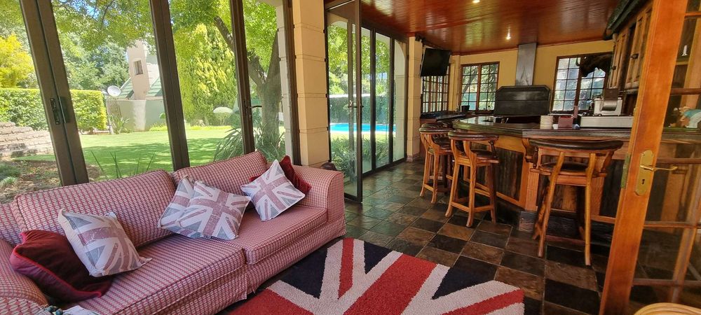 Braai room with doors to pool