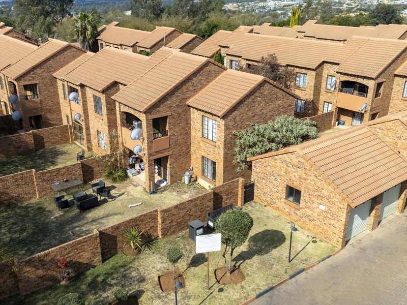 GROUND-FLOOR 2-BED UNIT WITH GARDEN IN MOOIKLOOF RIDGE ESTATE - Photo 2