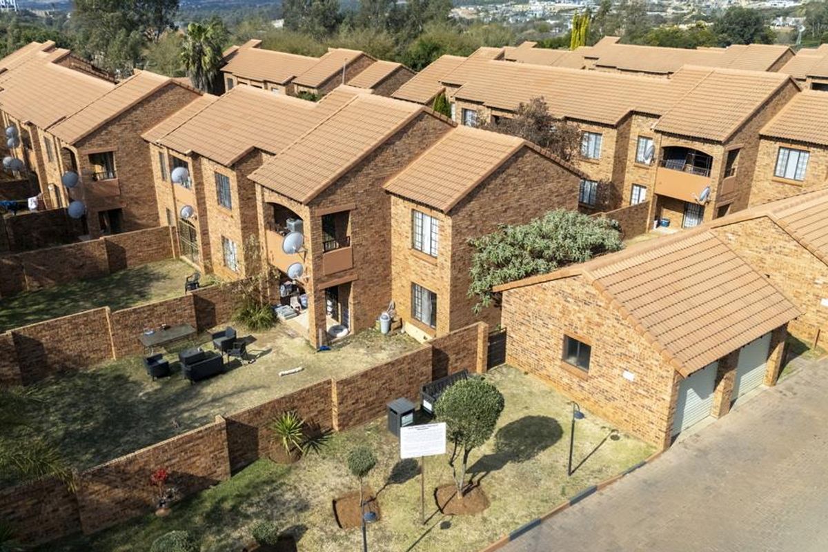 GROUND-FLOOR 2-BED UNIT WITH GARDEN IN MOOIKLOOF RIDGE ESTATE - Photo 2