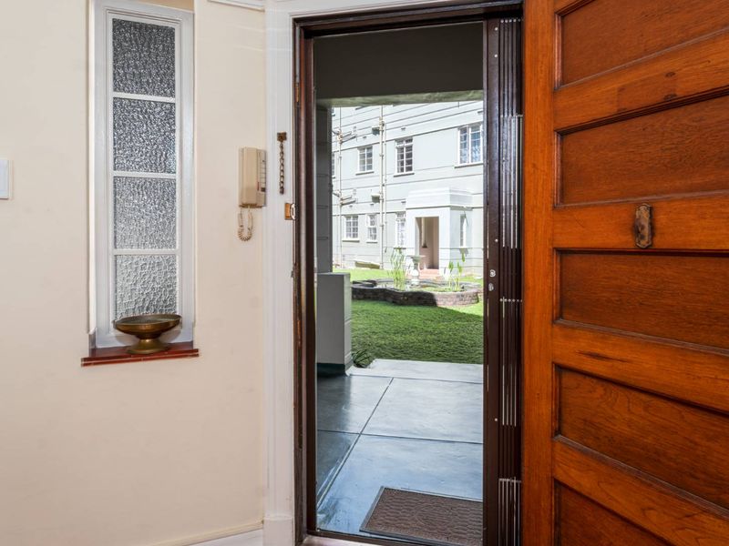 Brand new listing! Spacious and sunny ground floor 2 bedroom apartment situated on Rondebosch Boys Junior's doorstep - Photo 3