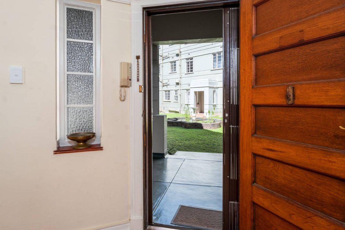 Brand new listing! Spacious and sunny ground floor 2 bedroom apartment situated on Rondebosch Boys Junior's doorstep - Photo 3