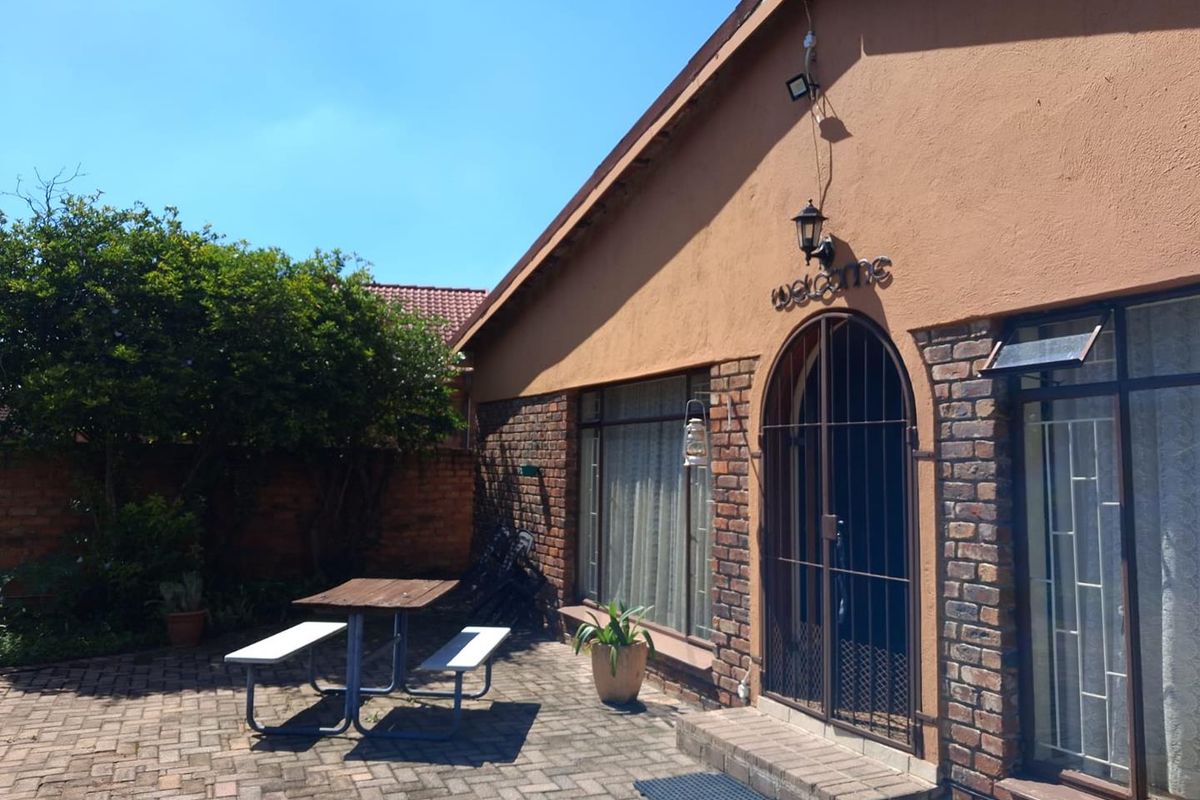 Large Family house in West Acres - Photo 3