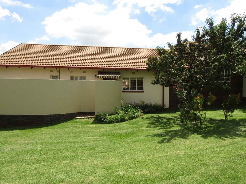 Charming Life Rights Townhouse in sought-after Retirement Village - Photo 6