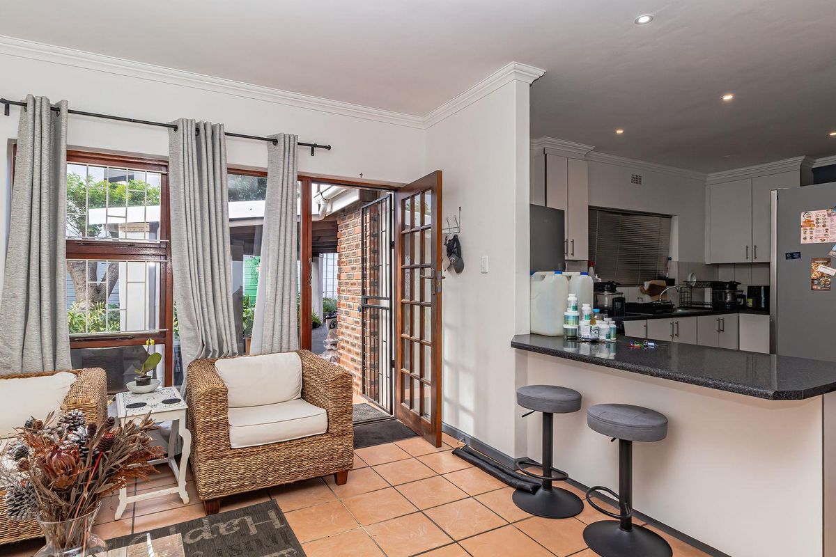 Spacious 5 bedroom house with immaculate ocean views - Photo 5
