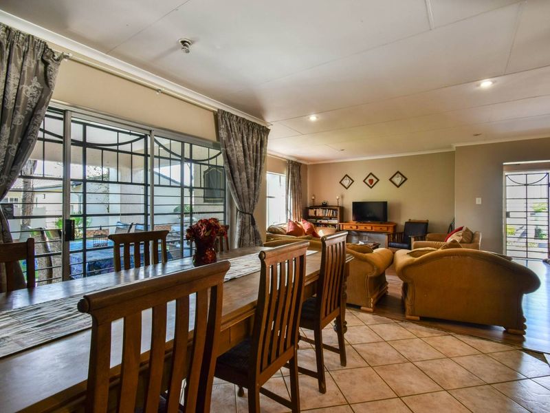 Three bedroom simplex in security complex - Moreleta Park - Photo 6