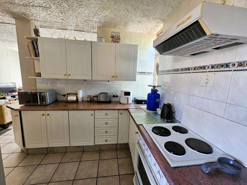 Neat 3-Storey Corner Townhouse in Quiet Part of Queenswood - Photo 5