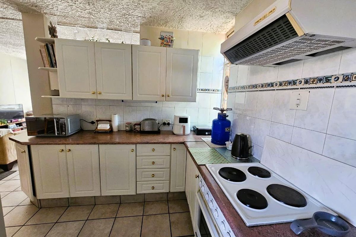 Neat 3-Storey Corner Townhouse in Quiet Part of Queenswood - Photo 5