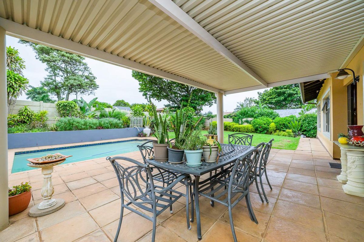 HENDRA - MUCH LOVED FAMILY HOME ON DEAD FLAT LAND WITH 2 BEDROOM COTTAGE - Photo 2