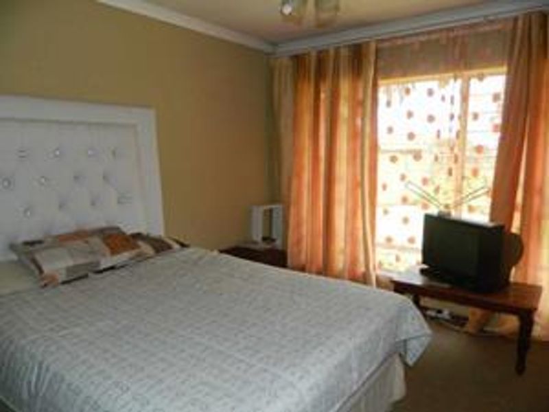 Free Standing Three Bedroom House in Albertsdal. - Photo 8