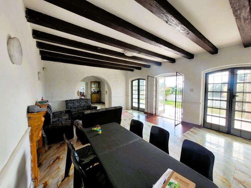 **Spacious Double Story Family Home in Upper Glenwood** - Photo 10