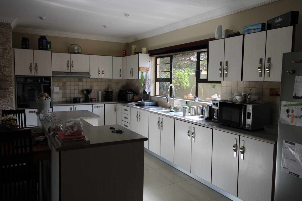 Well located Family Home in good neighbourhood on large stand! - Photo 2