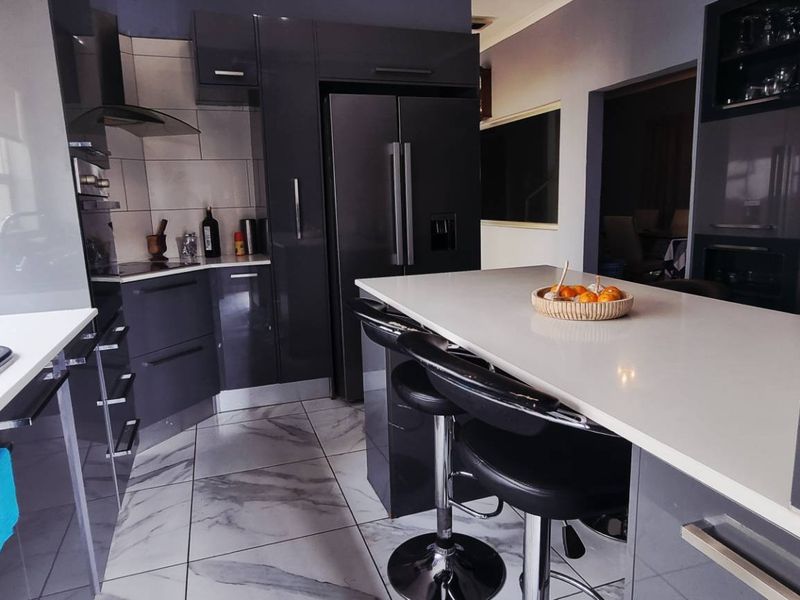 Eros 4 bedroom house with a pool - Photo 5