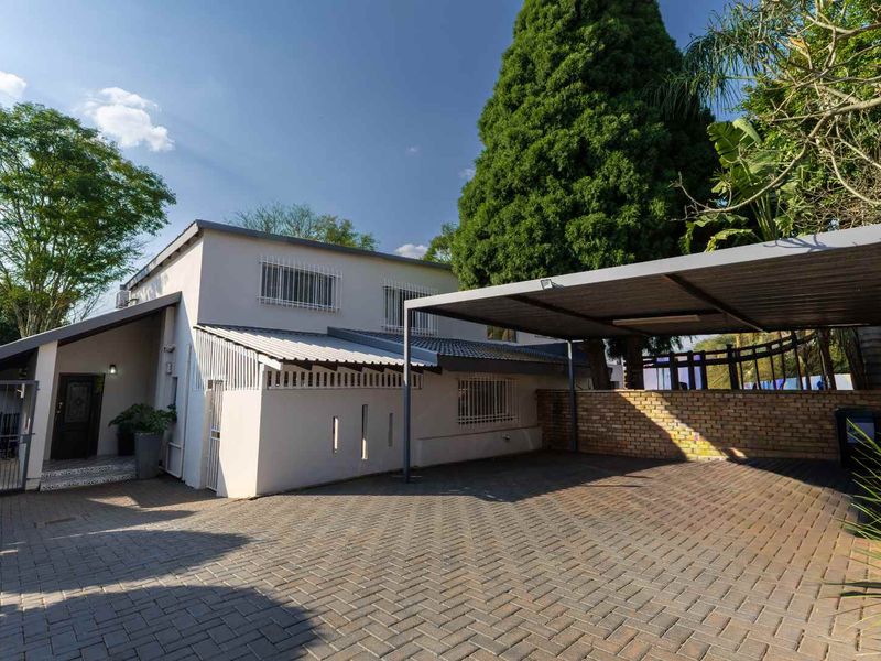 Picture-Perfect Garsfontein Duet with Style, Warmth and Beautiful Finishes - Photo 2