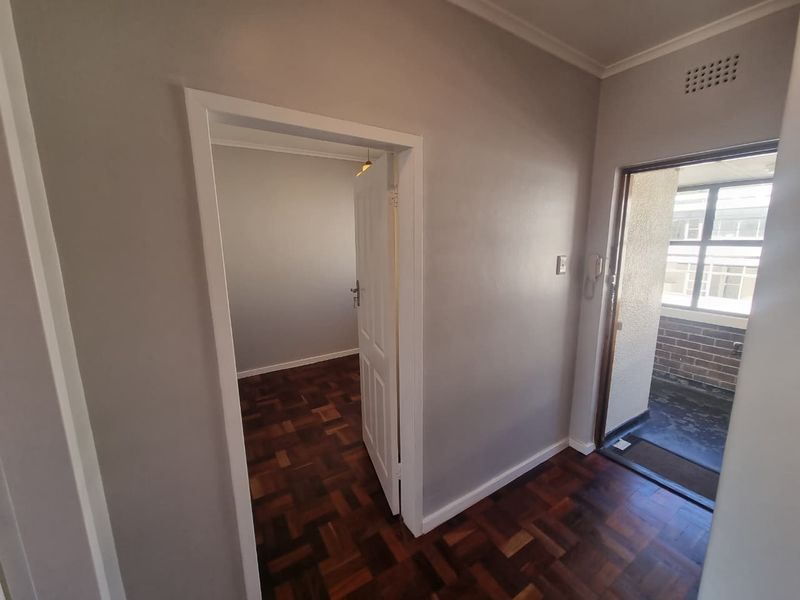Refurbished Unfurnished 2-Bedroom Apartment To Rent in Newlands - Photo 4