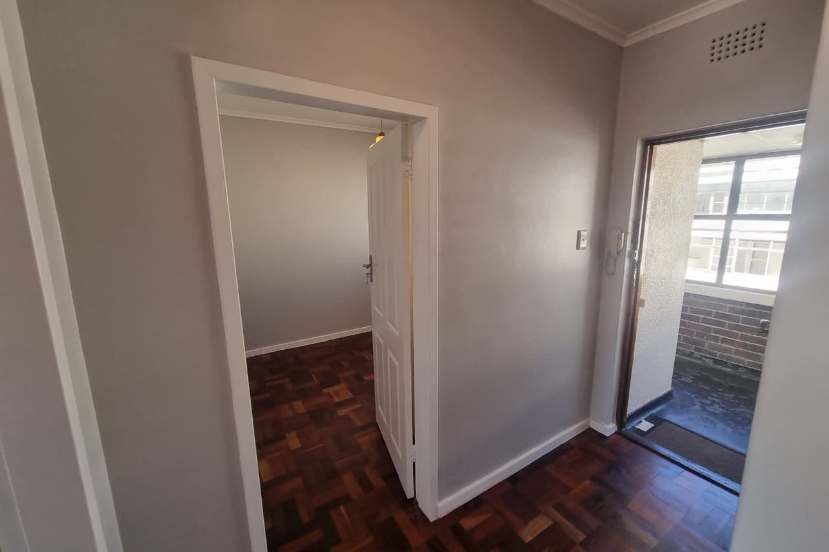 Refurbished Unfurnished 2-Bedroom Apartment To Rent in Newlands - Photo 4