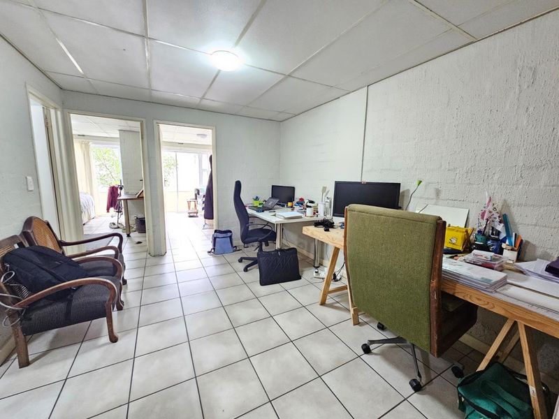 Lovely 2 Bed 1 Bath Apartment open plan living area with kitchenette - Photo 7