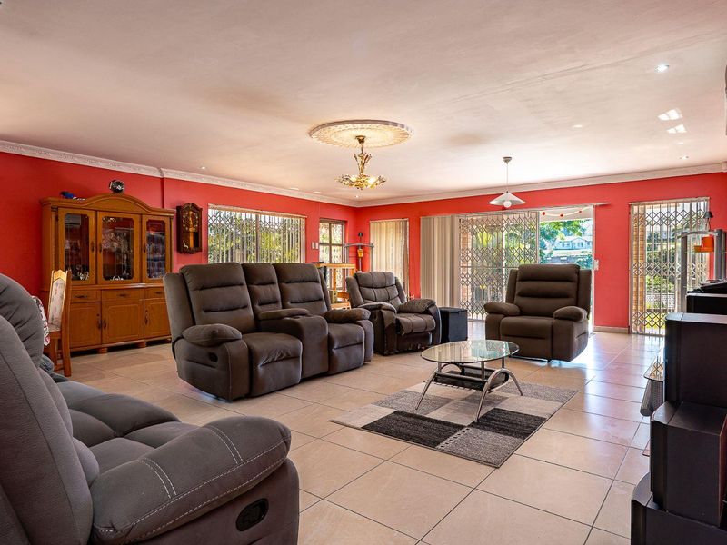 Spacious 4-Bedroom Home with Modern Comforts & Serene Green Views - Photo 7